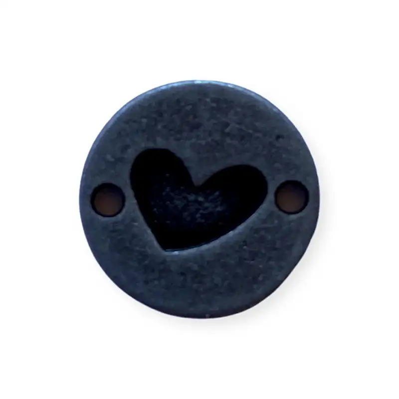 Metalllabel rund mit einem eingestanzten Herz. In der Farbe schwarz-metallic.