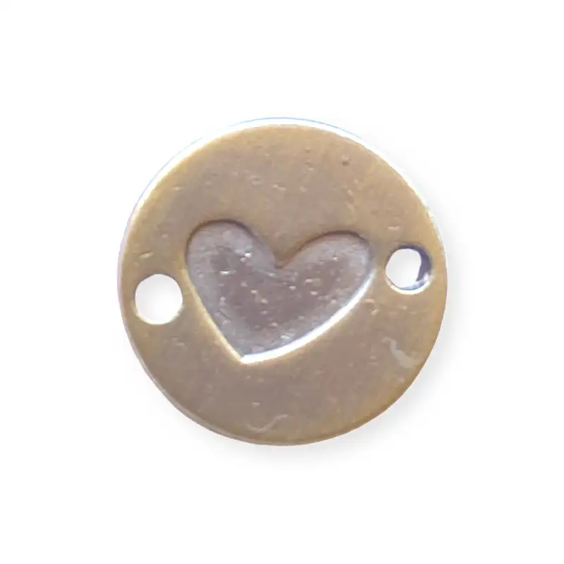 Metalllabel rund mit einem eingestanzten Herz. In der Farbe brushed-green.
