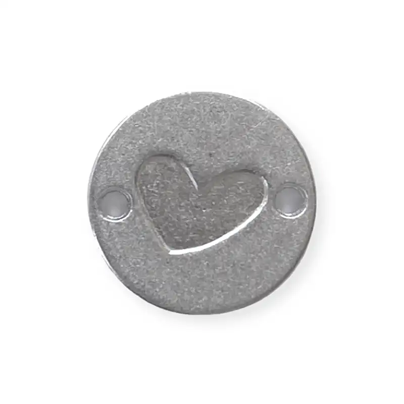 Metalllabel rund mit einem eingestanzten Herz. In der Farbe silber.