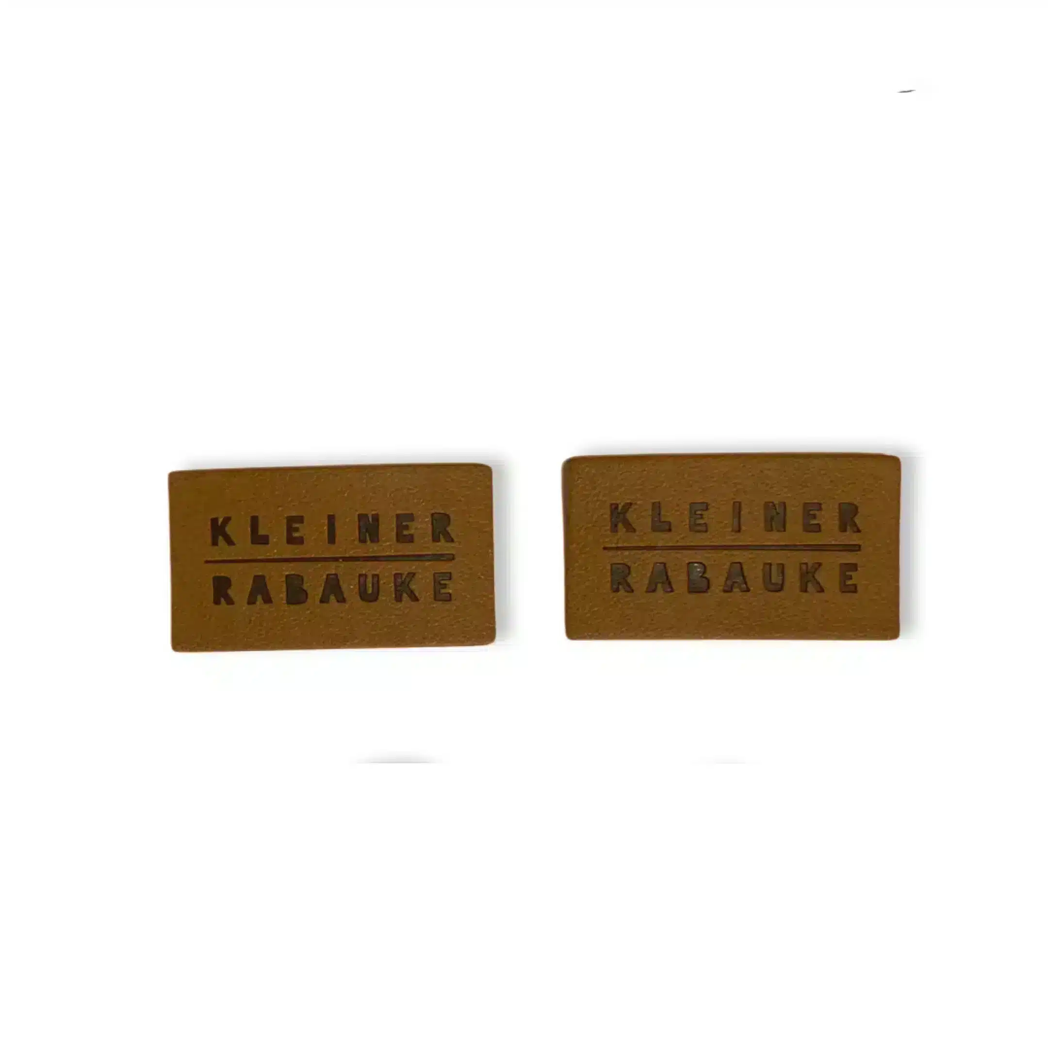 Iron-on Kunstlederlabel "Kleiner Rabauke" 2 Stück mit einer hochwertigen iron-on Beschichtung. Zum Aufbügeln und Aufnähen.