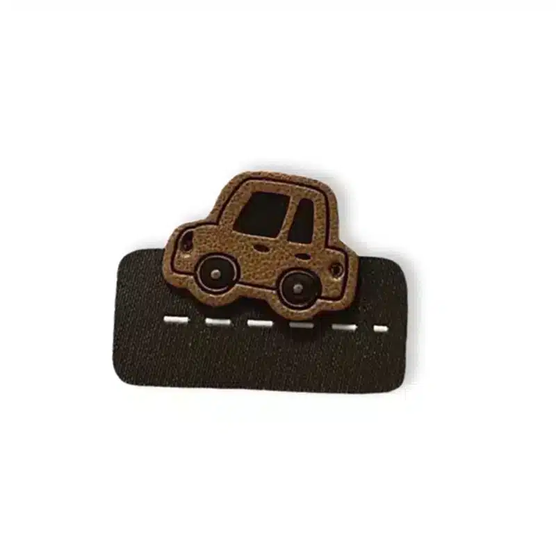 Aufnäher Set bestehend aus Bügel-Kunstlederlabel Automotiv und einem Weblabel mit iron-on Beschichtung zum Aufbügeln und Aufnähen